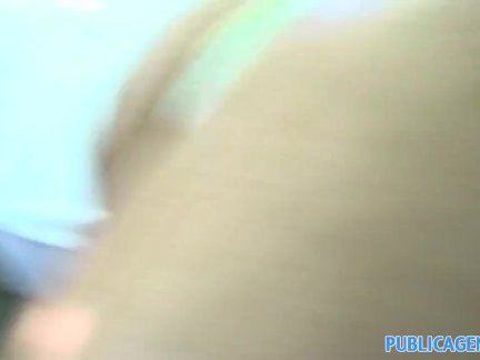 Бабенка знает толк в разминке члена