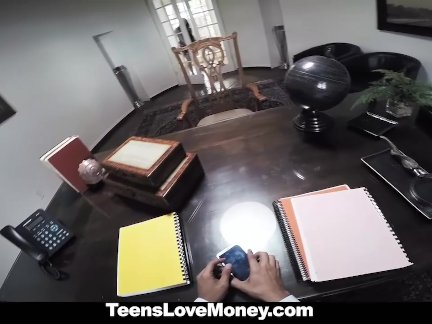 A Cash Advance for Slutty Lola Foxx