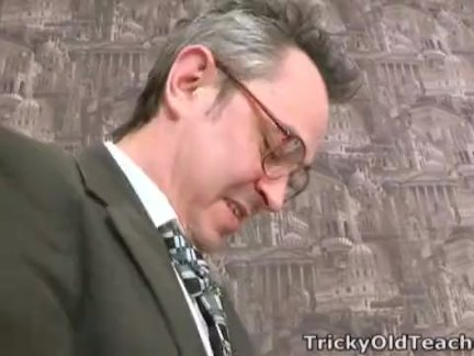 Возбужденная телка с волосатой пиздой ебется с негром и делает ему минет