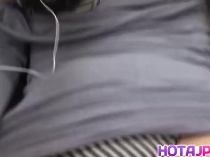 Впускает член в тугую пилотку