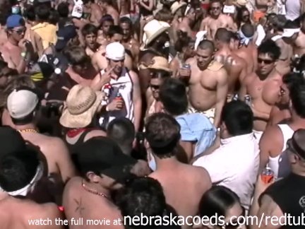 Хахаль старательно ебет и лижет сиськи