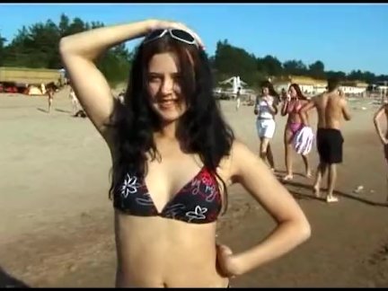 Молодой нудистский пляж подросток