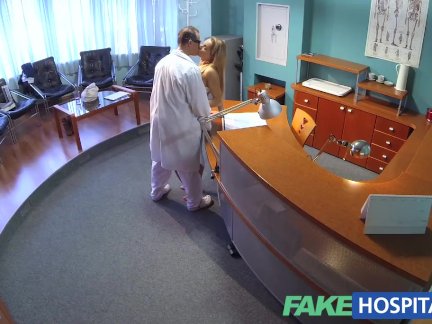 Мужчина отымел большим членом красивую брюнетку