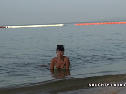 Одну обалденную и сочную дамочку трахают несколько негров