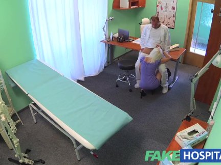 Сучка здорово балуется с половым органом друга