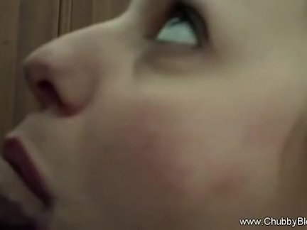 Потаскушка успешно обкончалась на столике