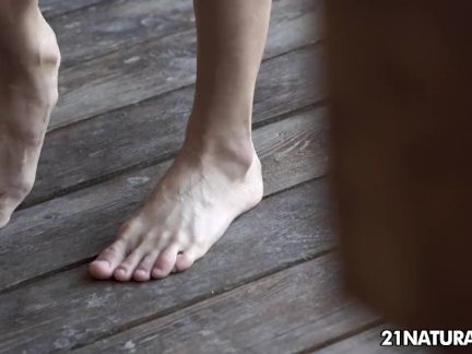 Petite Doris Ivy gives a gorgeous footjob
