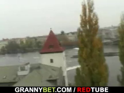 Белая толстуха напротив вебкамеры наслаждается домашним сексом с негром