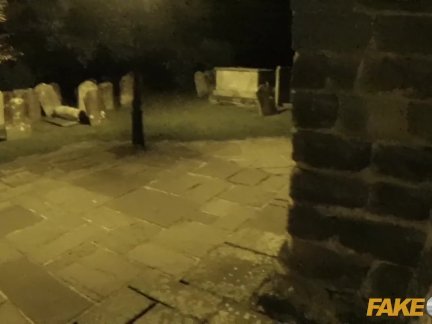 Девка лижет влагалище у пьяной спящей подруги
