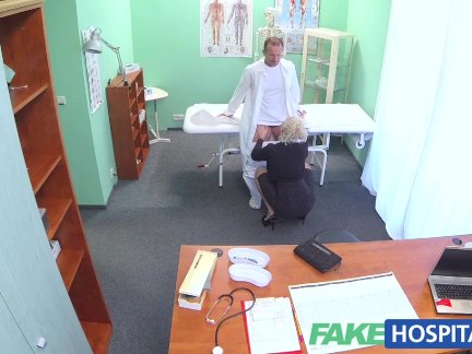 За сексом молодой жены подглядывает ревнивый муж не решаясь помешать измене