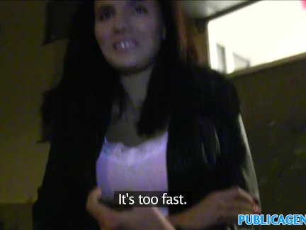 PublicAgent tchèque fille aime le sexe dans le noir