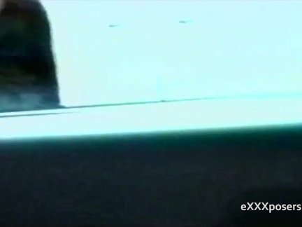 Подросток показывает для прохождения дальнобойщиков