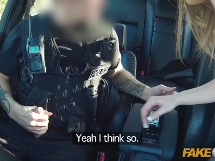 Поддельные полицейский потрясающий грудастая брюнетка наклоняю сопротивляться