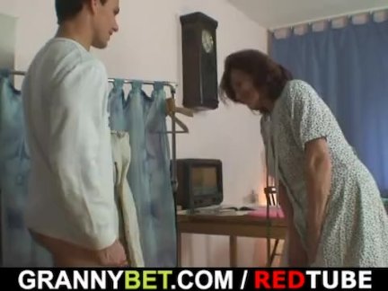 Боже, я просто швейную бабушку