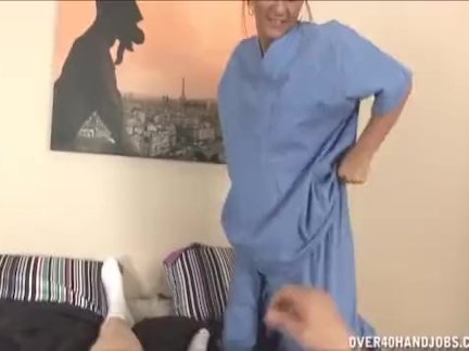 Брюнетка мамаша мастурбирует