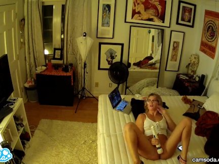 lesbian teen step sister caught giving her pussy a massage trying to squirt