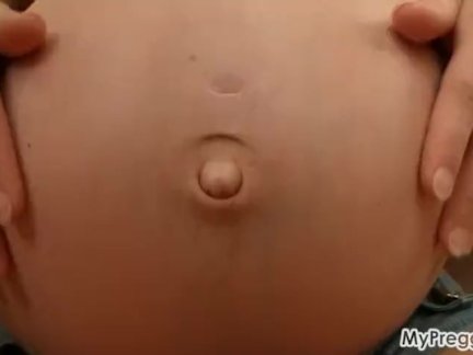 Беременная аня наслаждаясь ее тело