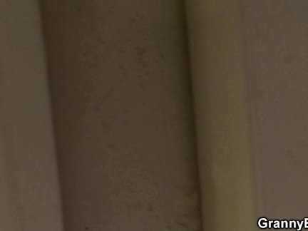 Грудастая старая женщина выбрала для член прыгает