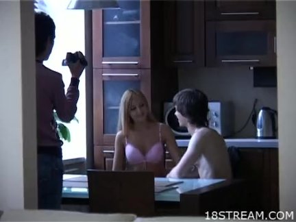 Тинейджеры ебут на столе на камеру