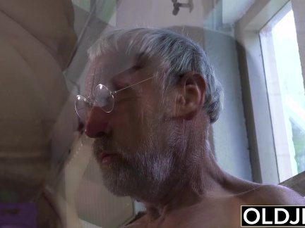 Старый мужик трахается молодой девушка его маленький член трахается ее рот и киска