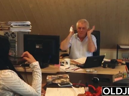Молодой старый босс трахается секретарь подросток киска трахается ее и лицевой кончил