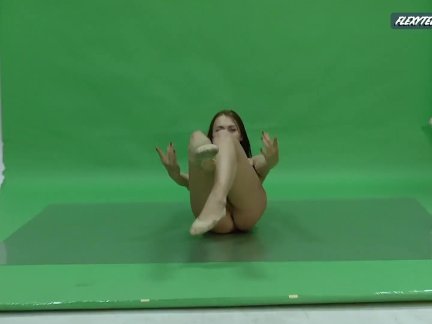 Big boobs Nicole on the green screen spreading