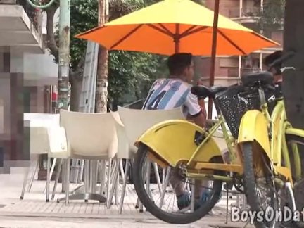 Велоспорт парни трахнут грязные в душ