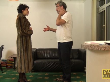Британский девка доминирует над большой член