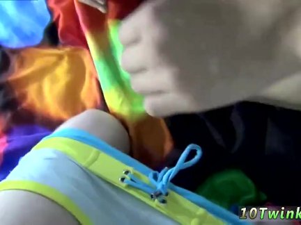 Лижет жопу мужчин и молодых мальчиков
