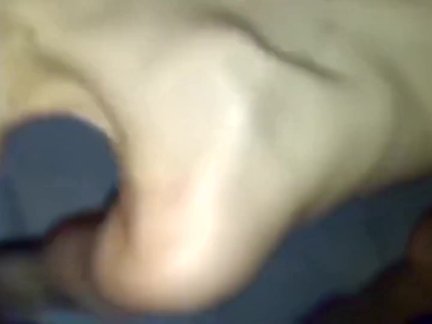 Русские мужчины привели домой пьяную шлюху из клуба, и трахал ее.