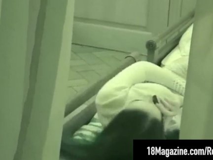 Шпион на грудастая брюнетка кэти фей получать ню в ее номер