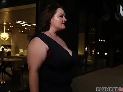 Sexy BBW Gets Stranded at Miami Bus Stop