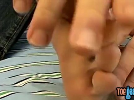Извращенный гей чувак трется его ноги и инсульты член соло