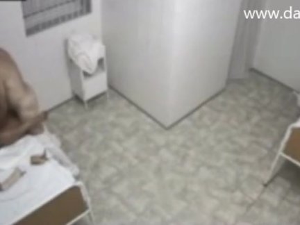 Он пользуется пациентом, который был пьян