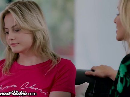 Sweetheart MILF Julia Ann Eats Out Young Lesbian & Facesits