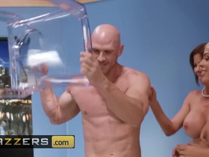 Milf Nachrichtensprecher Alexis Fawx und Luna Star ficken die Paige - Brazzers