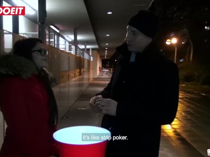 Пиво понг приводит к секс в ван