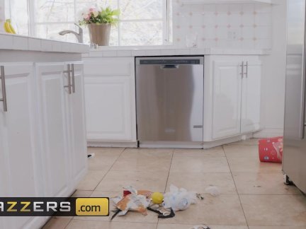 Hot stepmom Ryan Keely gets pounded in the bathroom - Brazzers