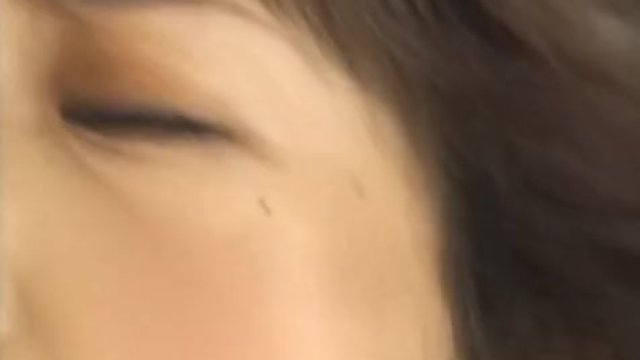 【黒崎ヒトミ】熟女人妻が硬直若チ●ポを下品に舐め回し、淫汁まみれでフェラチオご奉仕！