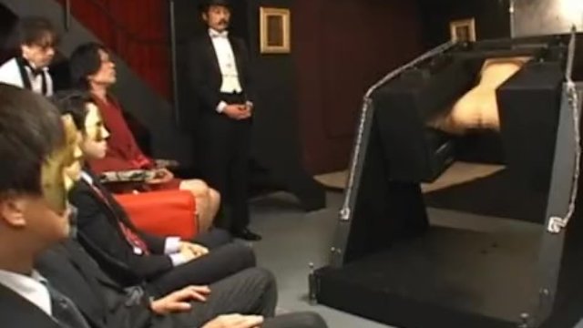 【拘束美女生ハメ】怪しい集まりで披露された拘束美女がマンコ弄られて生挿入されてしまう。