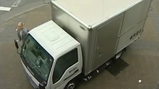 [ヘンリー塚本] 欲求不満の母は便所に隠れて擦る。他人の情事に興奮し再び自慰をする [愛川咲樹]