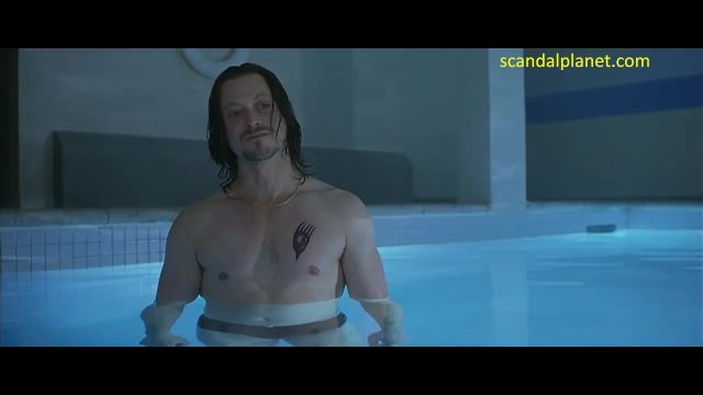 プールでイケメン男の前で自ら水着を脱いで誘惑する金髪美人と、それを陰でのぞく男