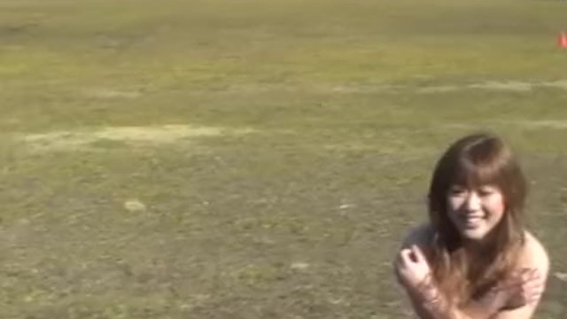 頭おかしい露出狂女が背後でサッカーやってるグラウンドで放尿し、お掃除クンニしてもらい練習に混じってパスを始めるｗ