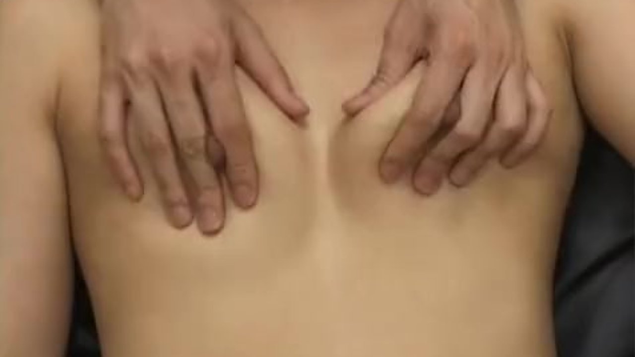 熟女好きには堪らない！素人奥さんのおっぱいを後ろから濃い乳首を摘んだりして揉みまくる…