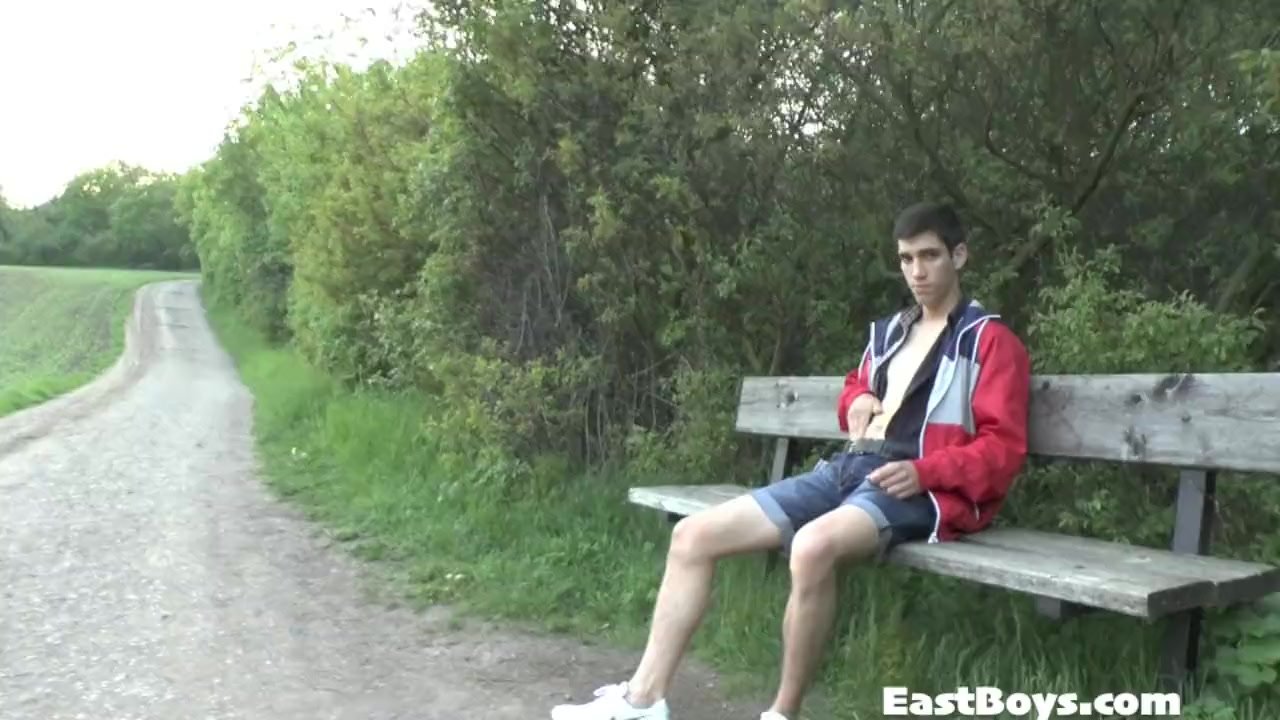 Amateur European gets handjob in public park  - Free Sex Video - RedTube