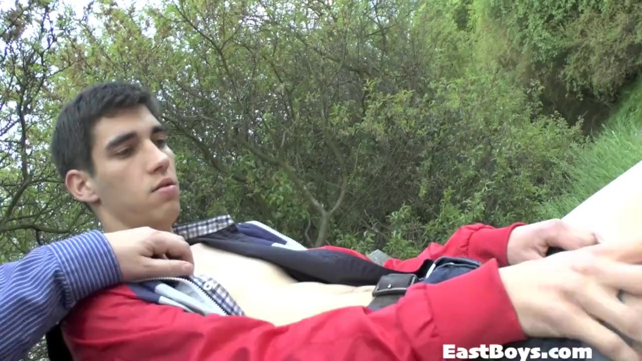 Amateur European gets handjob in public park  - Free Sex Video - RedTube