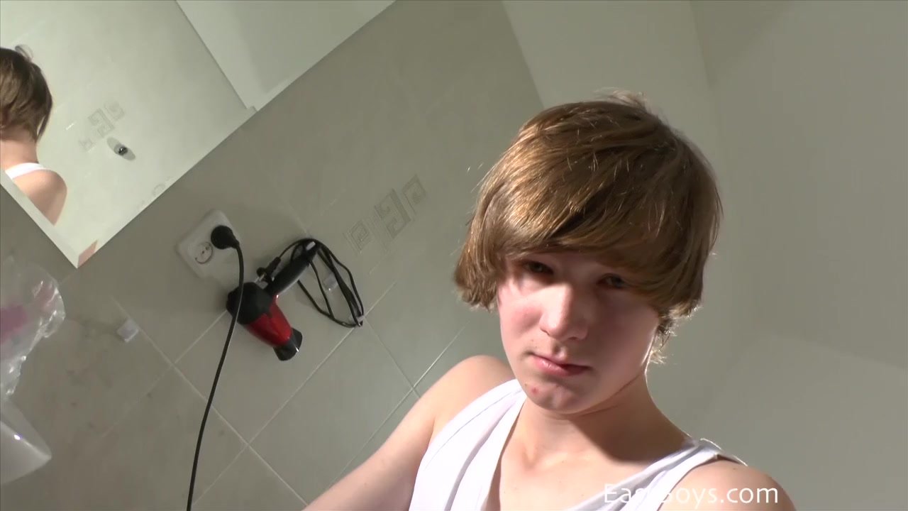 Twink gets handjob in the bath  - Free Sex Video - RedTube