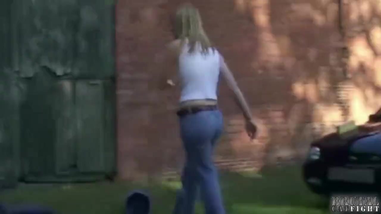 Rough catfight at a carwash - RedTube