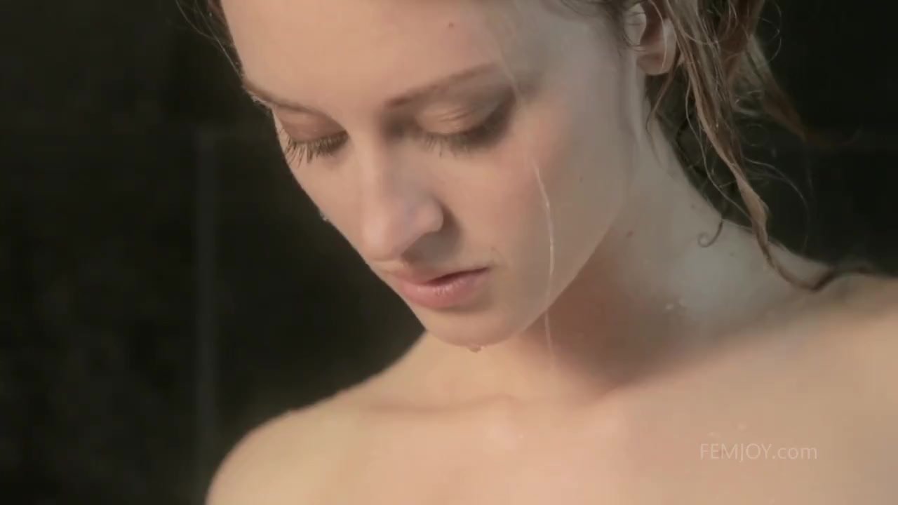 Femjoyは大きな自然の胸を提示します - RedTube