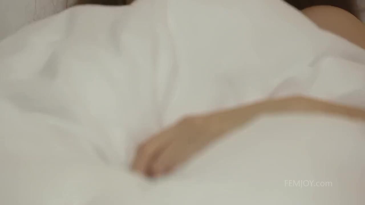 Femjoyは大きな自然の胸を提示します - RedTube